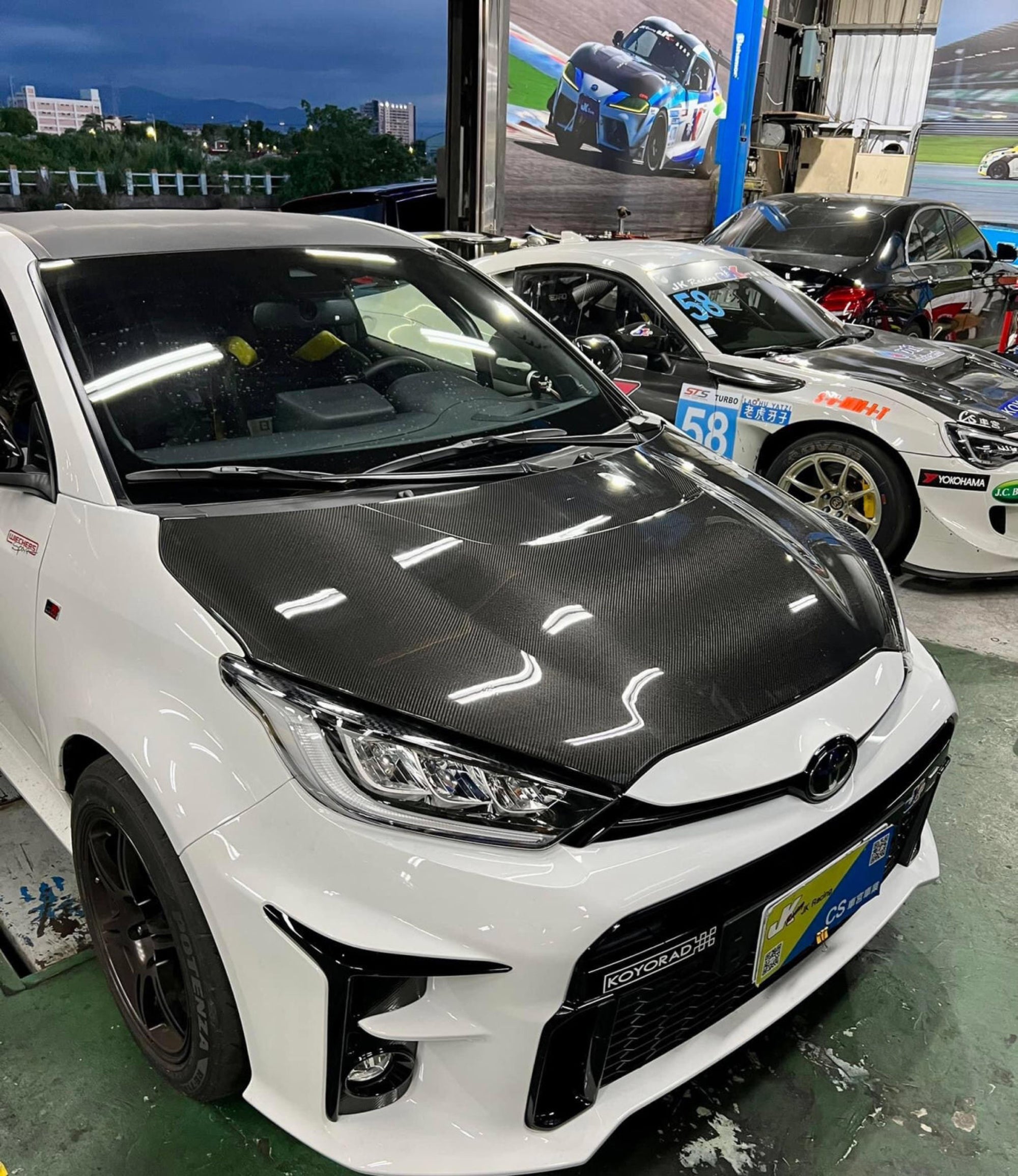 TOYOTA YARIS GR 21+ CARBON FIBRE VENTED RS BONNET CBUK-carbonizeduk